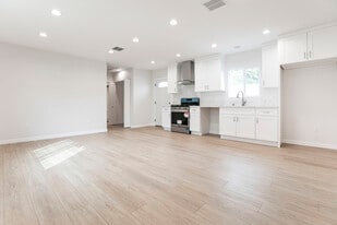 13118 Branford St in Pacoima, CA - Building Photo