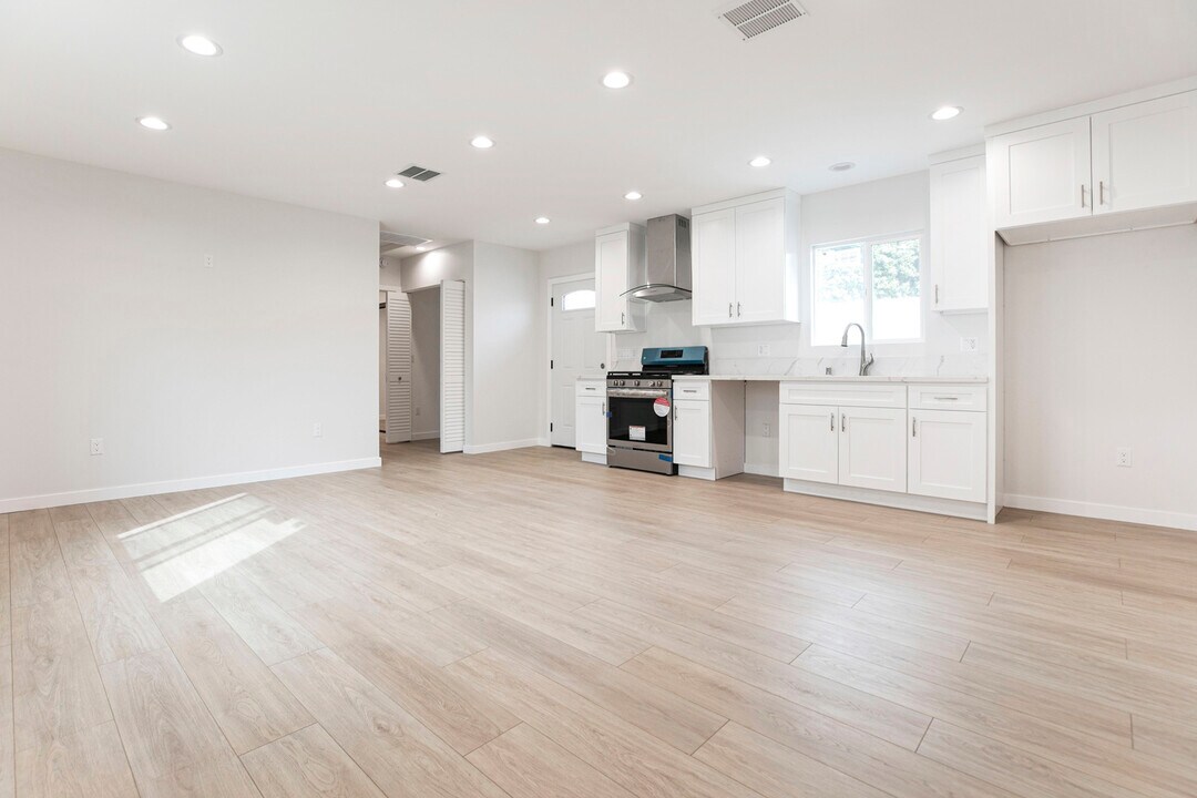 13118 Branford St in Pacoima, CA - Foto de edificio