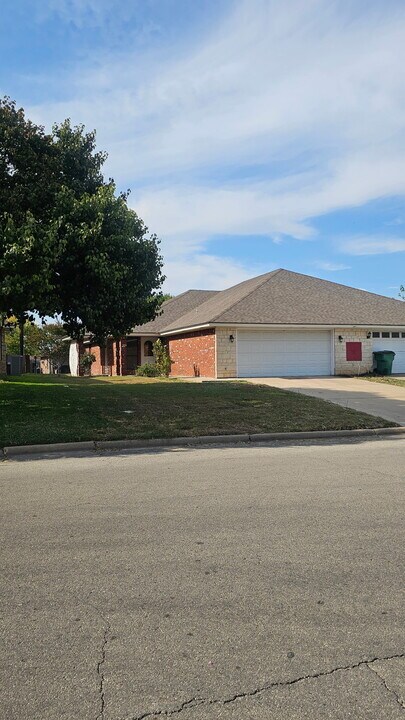 203 Bluebonnet St in Stephenville, TX - Building Photo