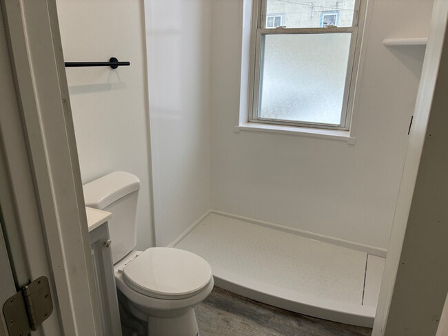 110 E Madison Ave, Unit B in Vandergrift, PA - Building Photo - Building Photo