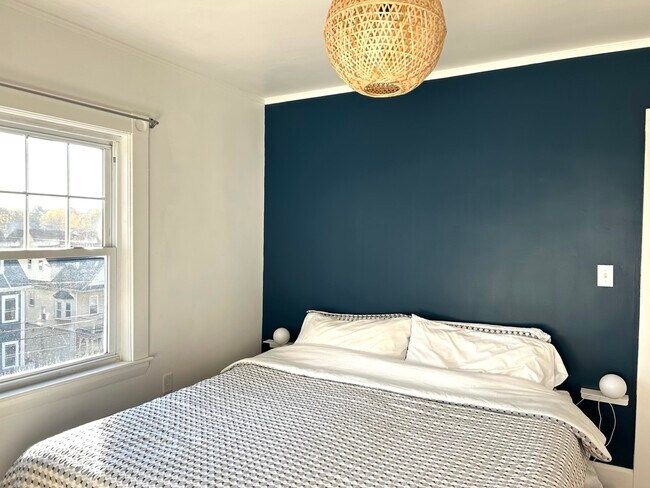 91 Brooks St, Unit 1 in Boston, MA - Building Photo - Building Photo
