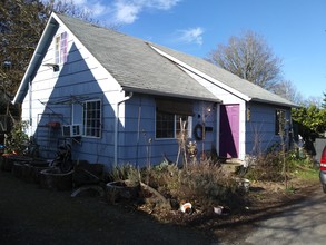 2 Sfrs & 1 Triplex in Portland, OR - Building Photo - Building Photo