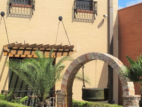 319 S Flores St in San Antonio, TX - Building Photo - Building Photo