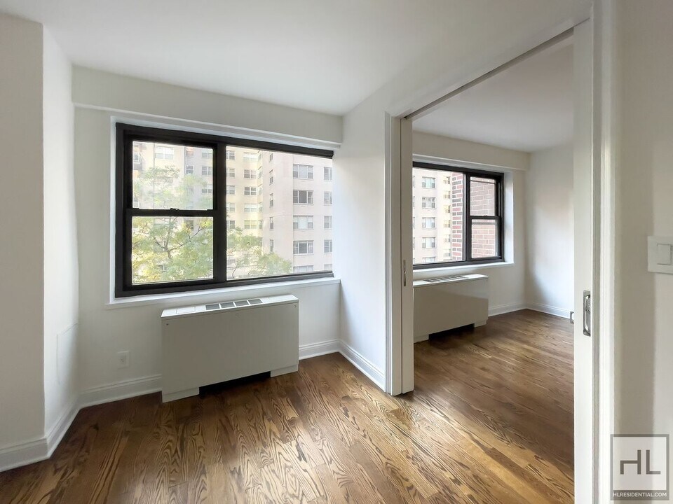 EAST 56 STREET in New York, NY - Foto de edificio