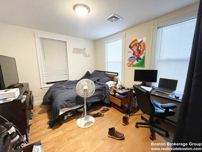 275 Dorchester St, Unit 1 in Boston, MA - Building Photo - Building Photo