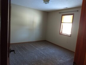 15 W Cedar St, Unit #101 in Vermillion, SD - Foto de edificio - Building Photo