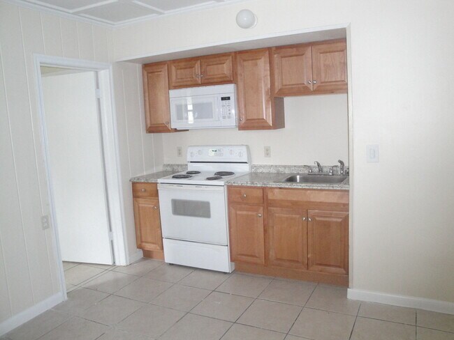 1101 Summer St in Palm Springs, FL - Building Photo - Building Photo