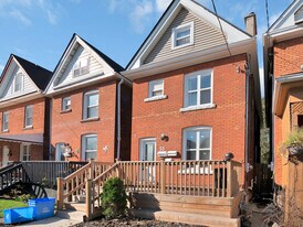 33 Fairleigh Ave N in Hamilton, ON - Building Photo