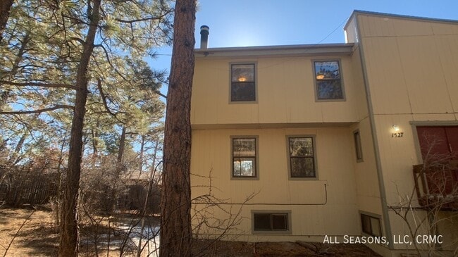 property at 1527 Spring Valley Dr