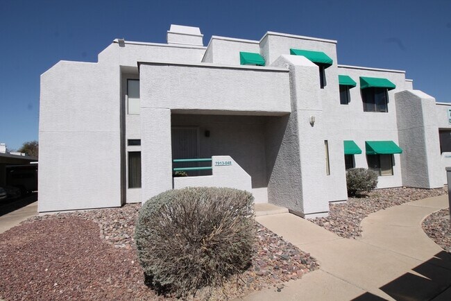 7913 E Colette Cir in Tucson, AZ - Foto de edificio - Building Photo