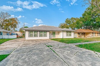 3309 Cedarcrest Dr in Pasadena, TX - Building Photo - Building Photo