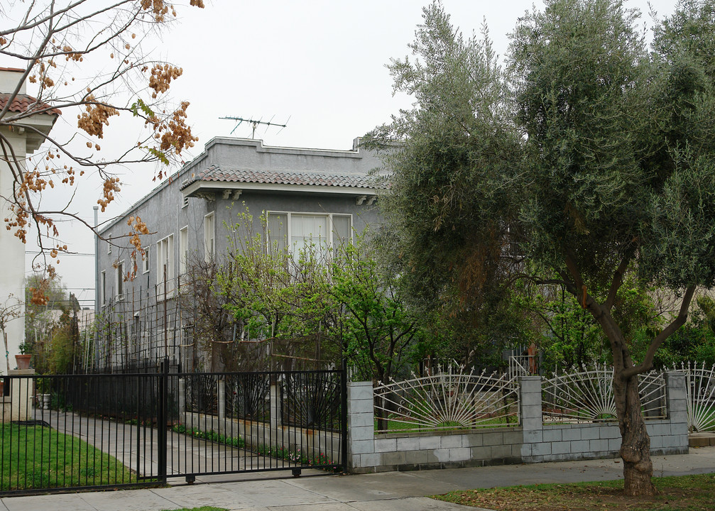 536 N Kenmore Ave in Los Angeles, CA - Building Photo