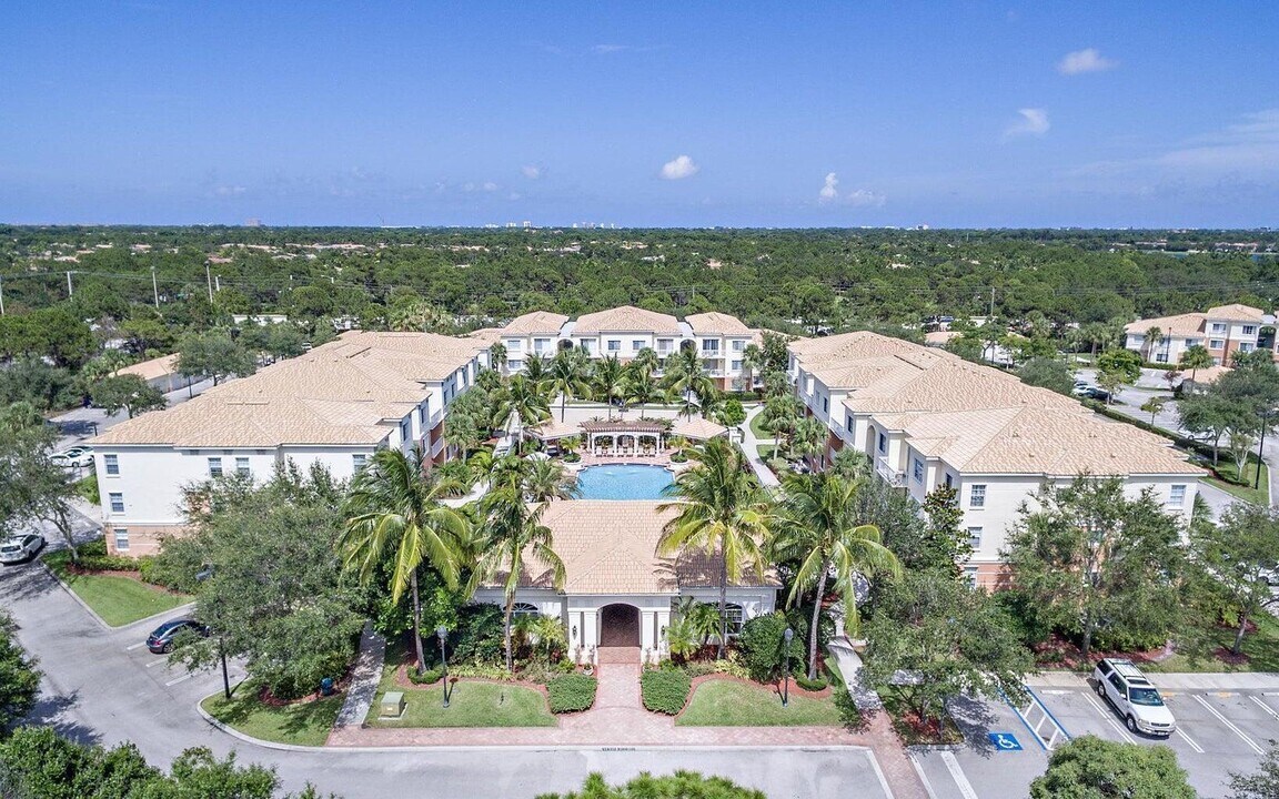 1210 Myrtlewood Cir E in Palm Beach Gardens, FL - Building Photo