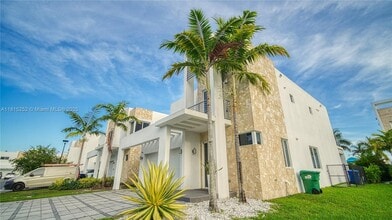 10360 NW 68th Terrace in Doral, FL - Building Photo - Building Photo