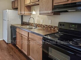 302 Manuel Dr in College Station, TX - Building Photo