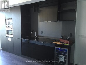 70 Temperance St in Toronto, ON - Building Photo - Building Photo