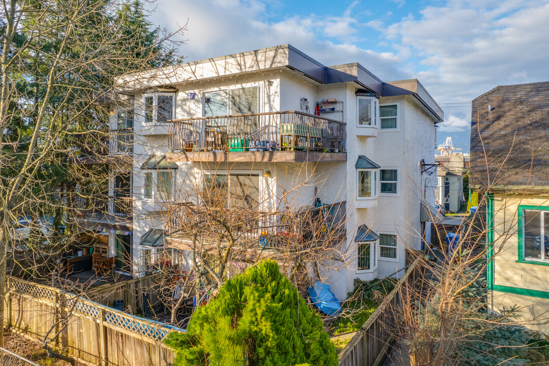 560 Mclean Dr in Vancouver, BC - Building Photo