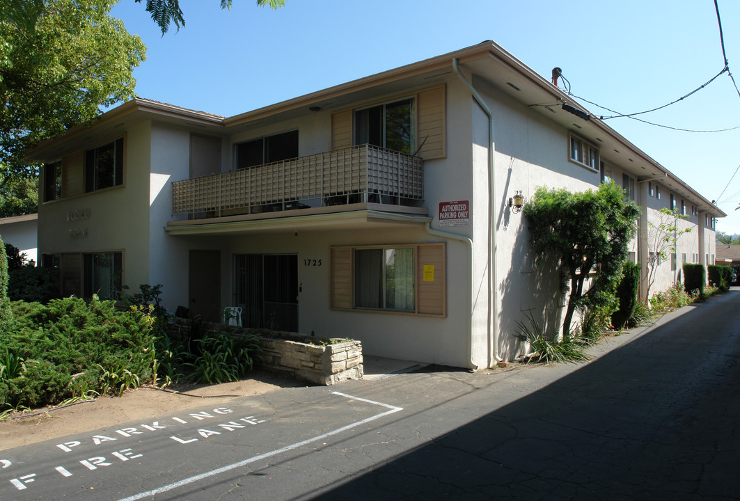 Monaco Manor in Santa Barbara, CA - Building Photo