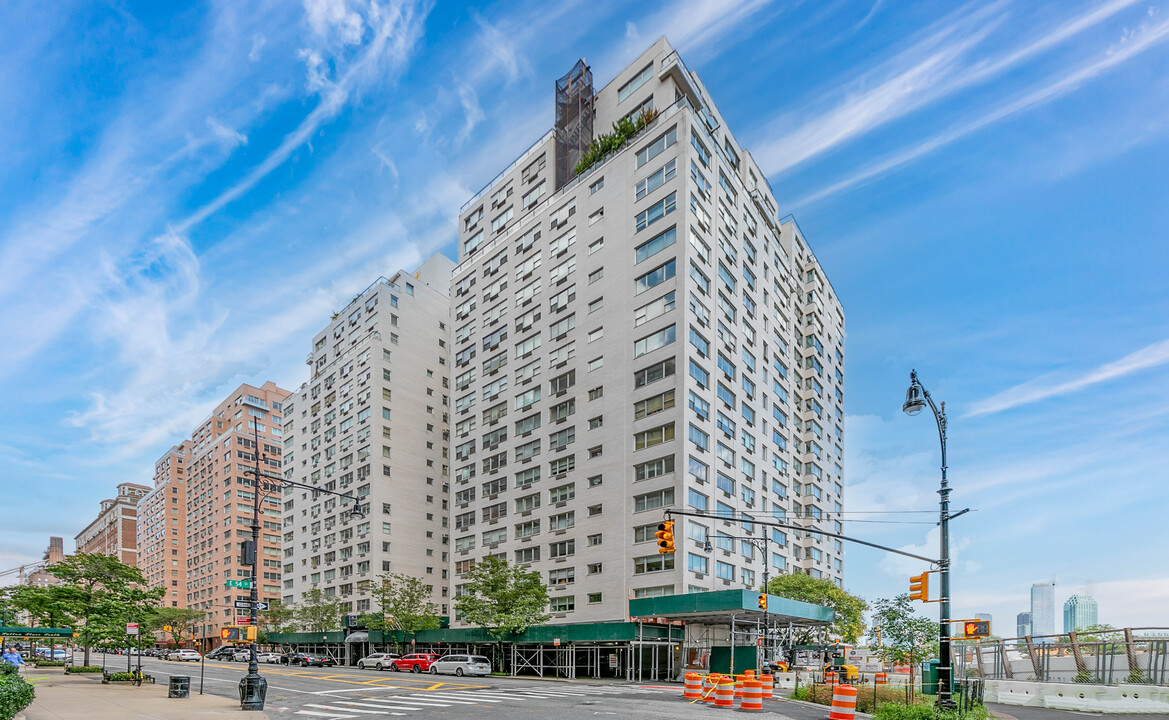 Cannon Point South Apartments in New York, NY - Building Photo