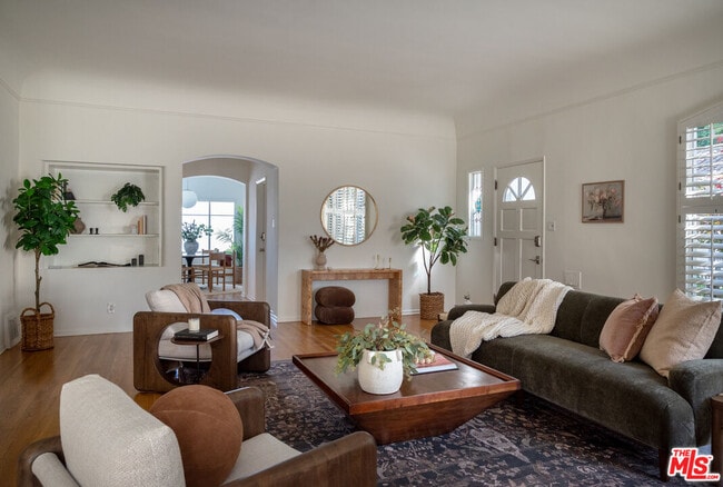 4133 Holly Knoll Dr in Los Angeles, CA - Building Photo - Building Photo