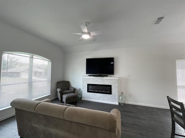1443 Vine St in Weatherford, TX - Building Photo - Building Photo