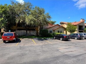 1202 Thorpe Ln in San Marcos, TX - Foto de edificio - Building Photo