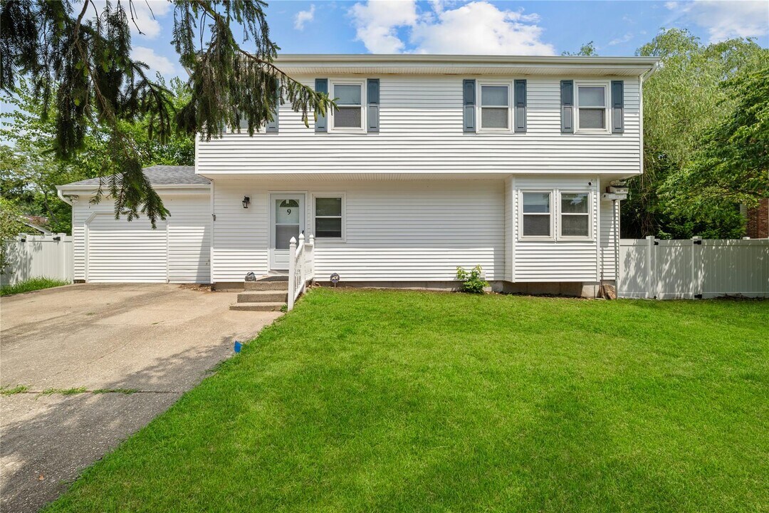 9 Denise Ct in Nesconset, NY - Building Photo