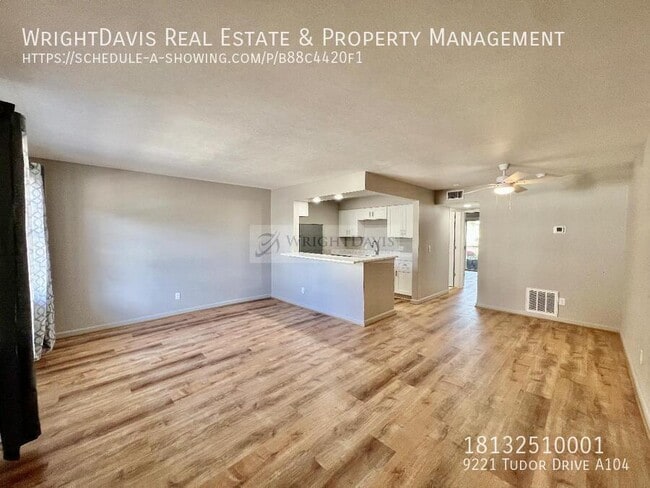 9221 Tudor Dr in Tampa, FL - Building Photo - Building Photo
