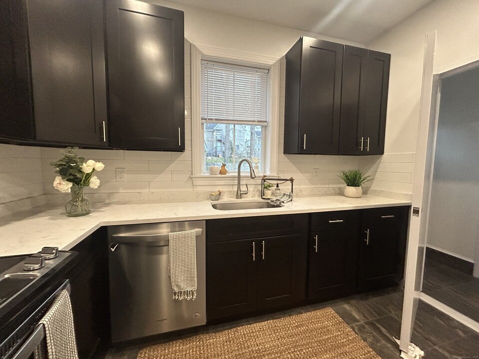 23 Moore Ave in New London, CT - Building Photo