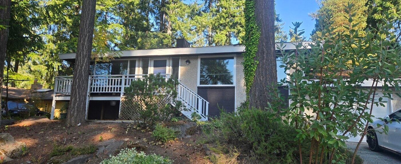 2020 151st Ave SE in Bellevue, WA - Foto de edificio