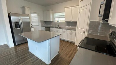 204 Bronco Billy Dr in Jarrell, TX - Building Photo - Building Photo