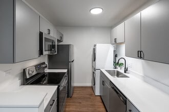 Vineyards on Garland Apartments in Fayetteville, AR - Building Photo - Interior Photo