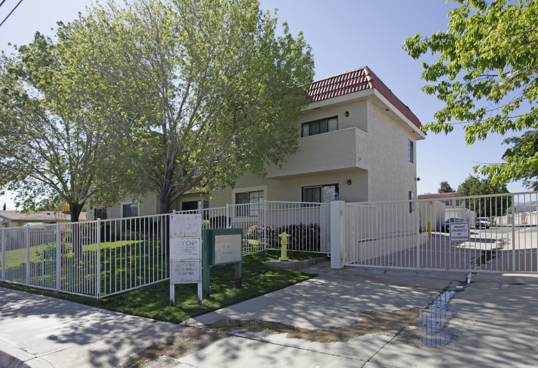 IMPRESSIONS APARTMENTS in Palmdale, CA - Building Photo