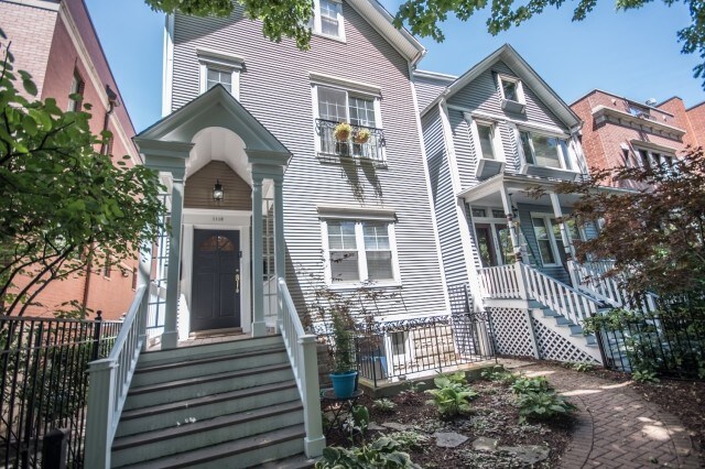 1110 W Wolfram St-Unit -GDN in Chicago, IL - Building Photo