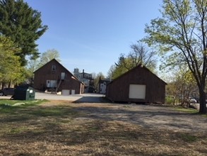 76 Elm St in Milford, NH - Foto de edificio - Building Photo