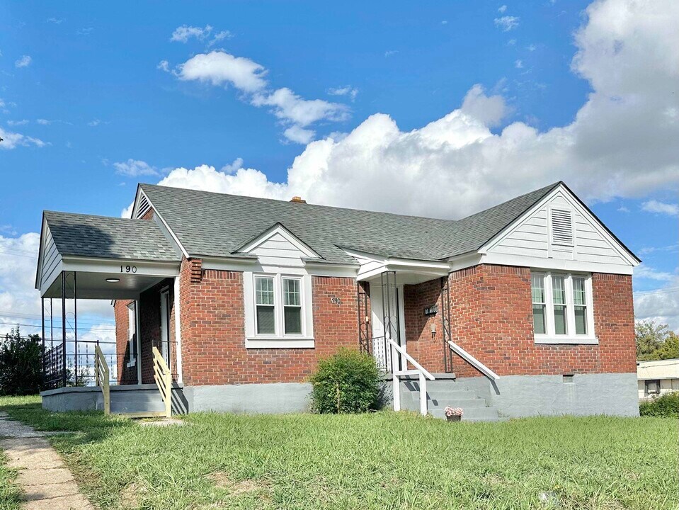 190 E Fernwood Ave in Memphis, TN - Building Photo