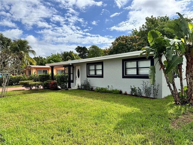 1783 Lauderdale Manor Dr in Fort Lauderdale, FL - Building Photo - Building Photo