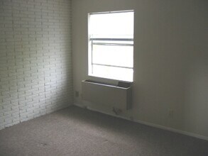 4012 DuPont Cir, Unit 402 in St Matthews, KY - Building Photo - Building Photo