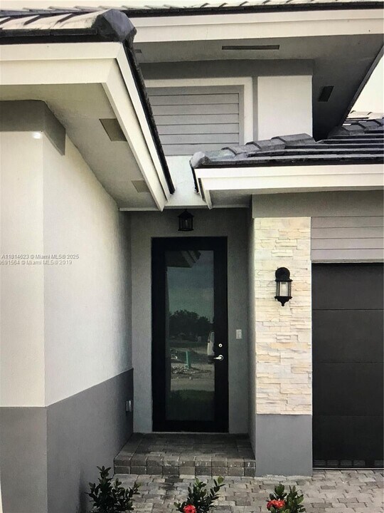 15053 SW 28th St in Miami, FL - Building Photo