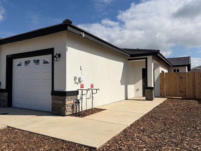 6007 Cougar Trl in Bakersfield, CA - Foto de edificio - Building Photo