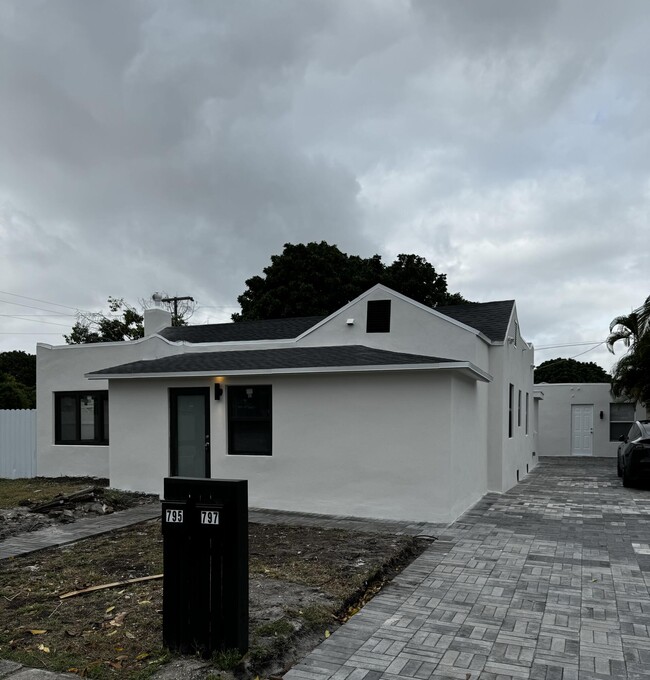 795 Highland Dr in West Palm Beach, FL - Building Photo - Building Photo