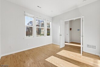 38 Bond St in North Brunswick, NJ - Building Photo - Building Photo