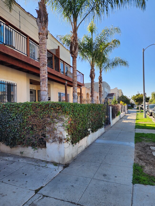 1344 S Bronson Ave, Unit 1344 S Bronson Ave in Los Angeles, CA - Foto de edificio - Building Photo