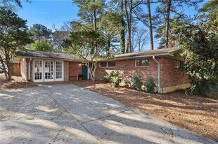 2451 Warwick Cir NE in Atlanta, GA - Building Photo