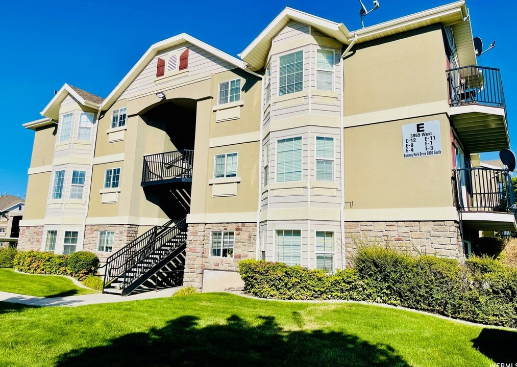 3969 Romney Park Dr in West Jordan, UT - Building Photo