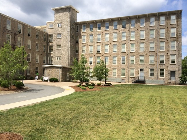 Bourne Mill in Tiverton, RI - Foto de edificio - Building Photo