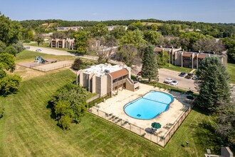 Sherwood Forest Apartments in Council Bluffs, IA - Foto de edificio - Building Photo