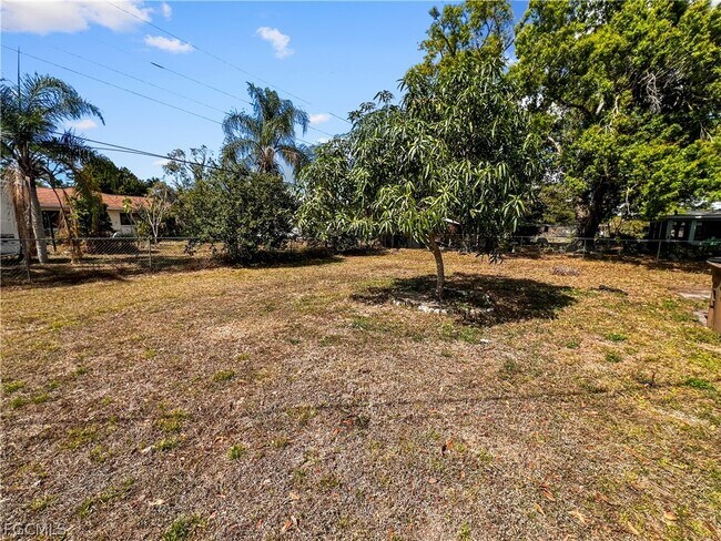 2239 Iris Way in Ft. Myers, FL - Building Photo - Building Photo