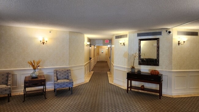 470 Fawell Blvd in Glen Ellyn, IL - Building Photo - Building Photo