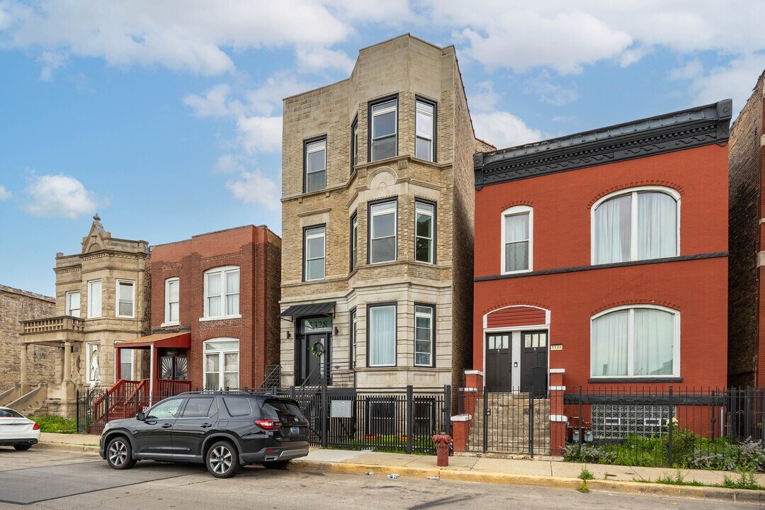 3328 W Congress Pkwy in Chicago, IL - Building Photo